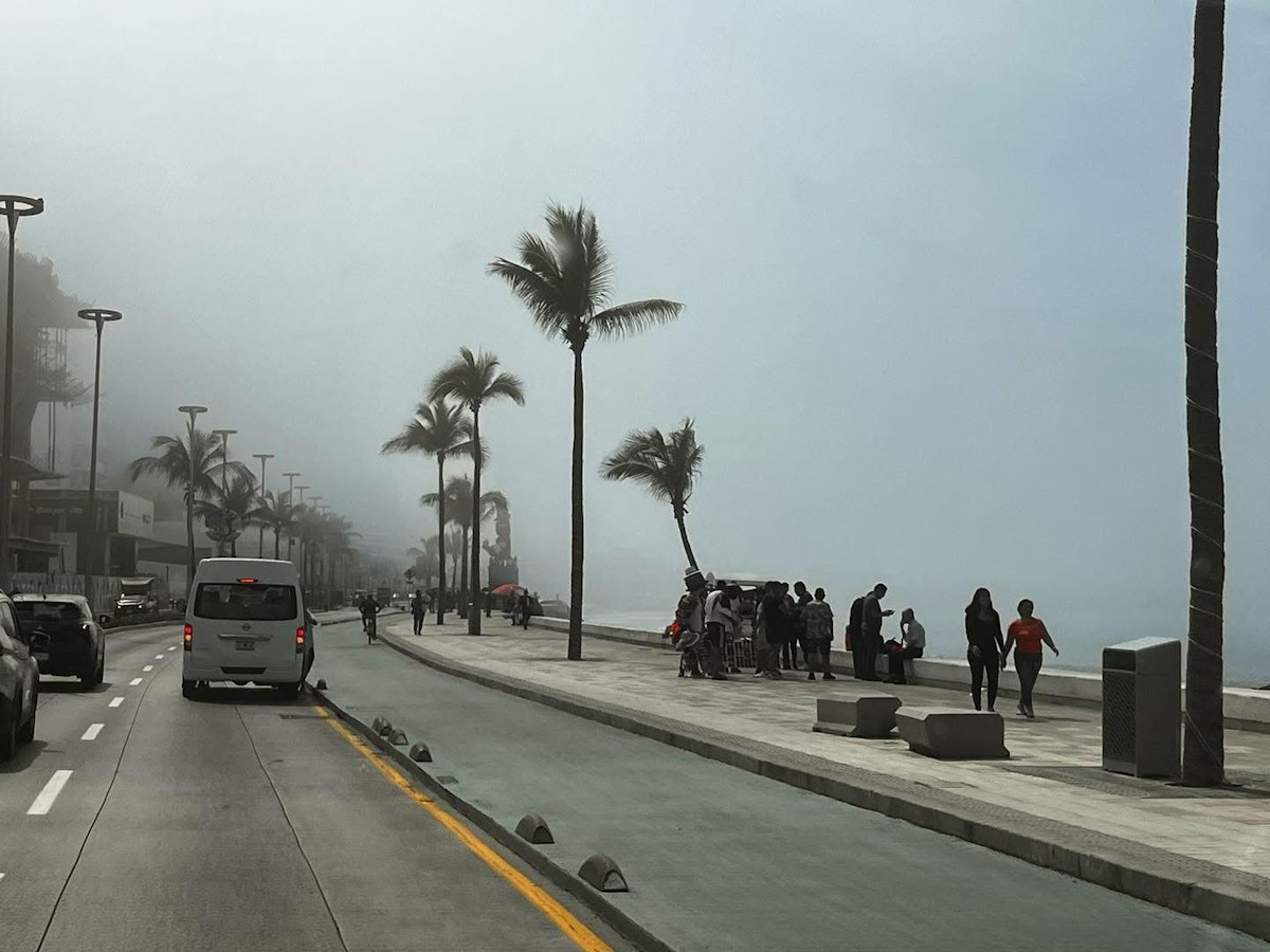¡Tome precauciones! Neblina envuelve la Avenida del Mar en Mazatlán este sábado