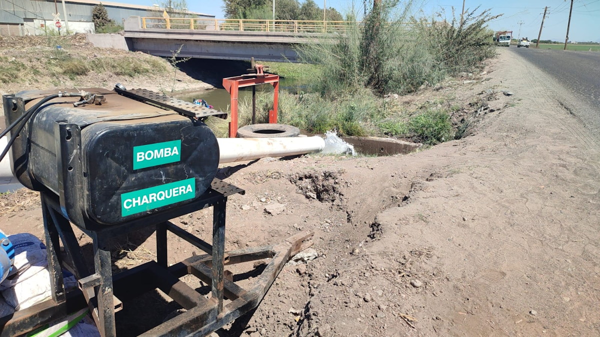 Persisten uso de bombas charqueras para extracción de agua del canal lateral 18 en Ahome