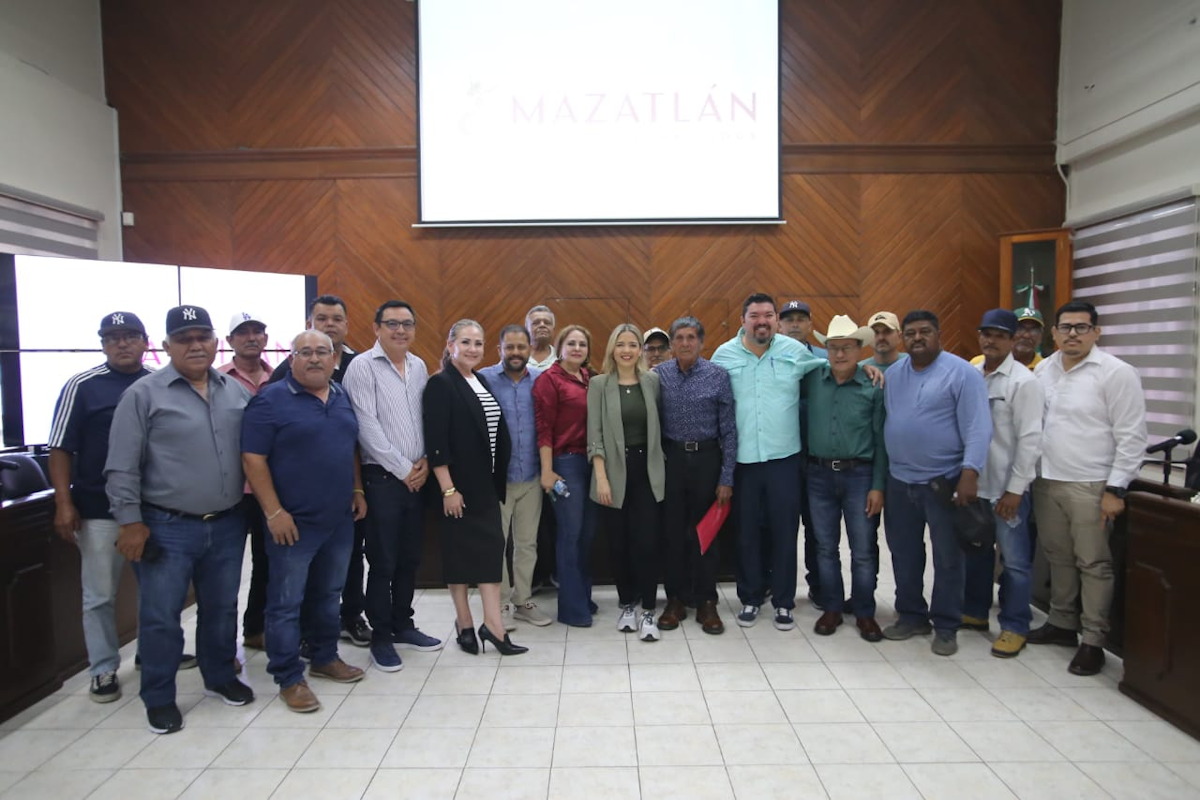 Pescadores de cooperativas de Mazatlán exponen sus necesidades a Estrella Palacios