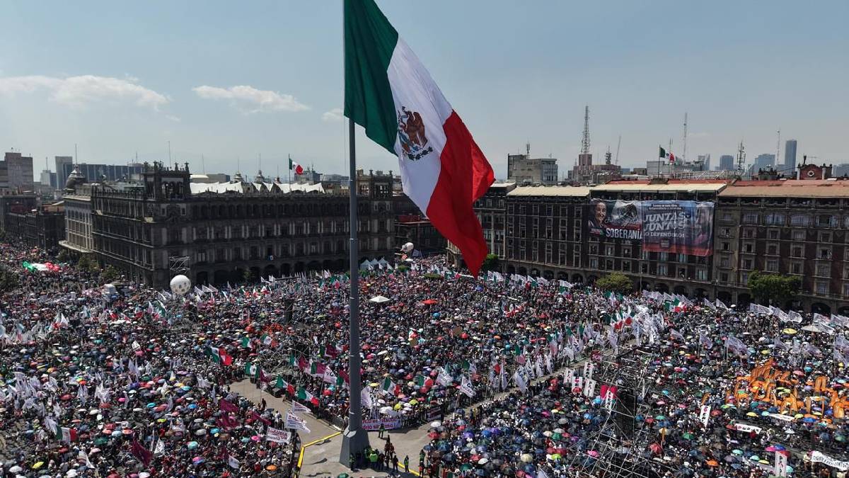 Claudia Sheinbaum se reúne con 350 mil mexicanos en el emblemático Zócalo de la CDMX