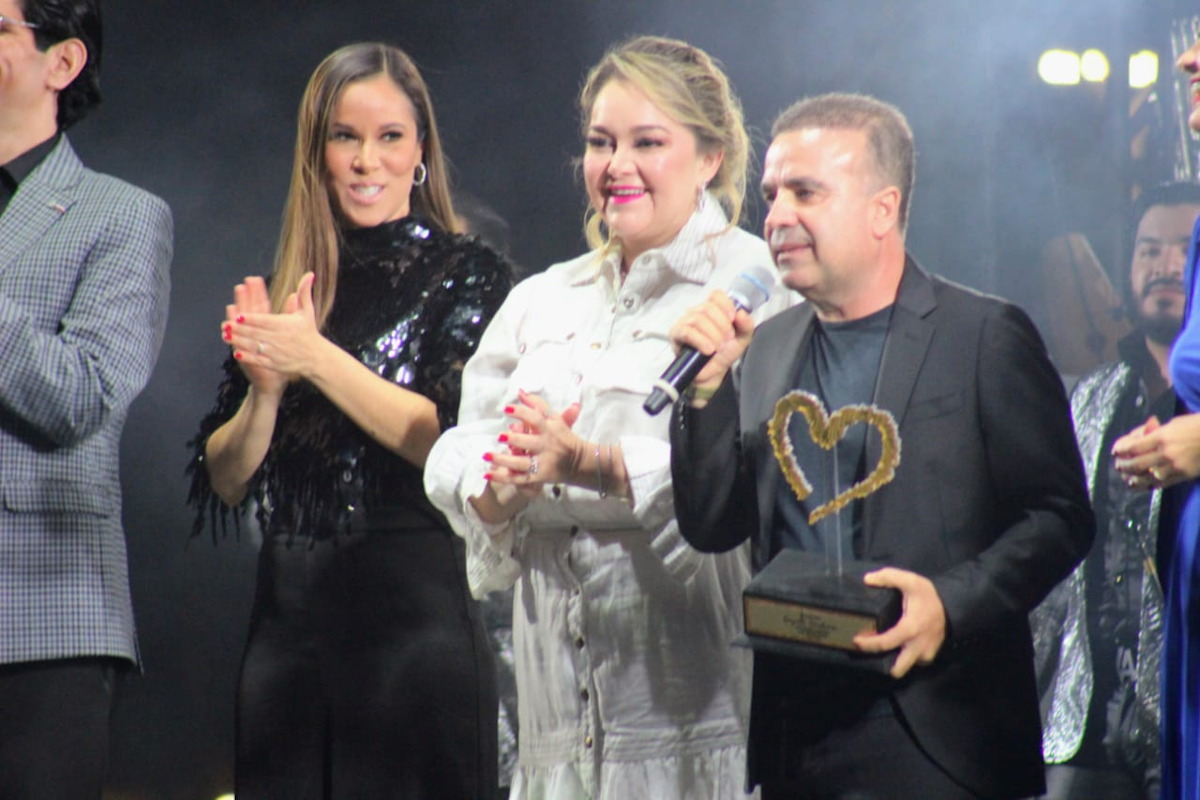 ‘La Adictiva’ recibe reconocimiento por sus 35 años de trayectoria en Mazatlán