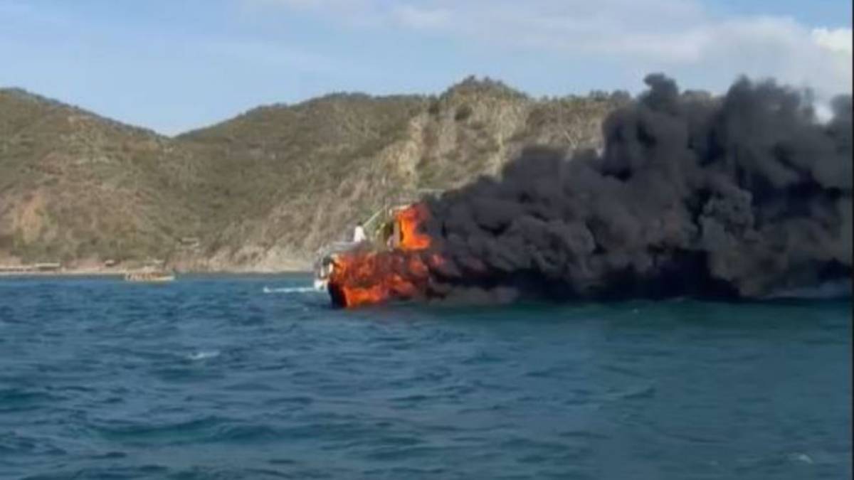 Pánico en alta mar: incendio en barco obliga a 89 pasajeros a lanzarse al agua (videos)