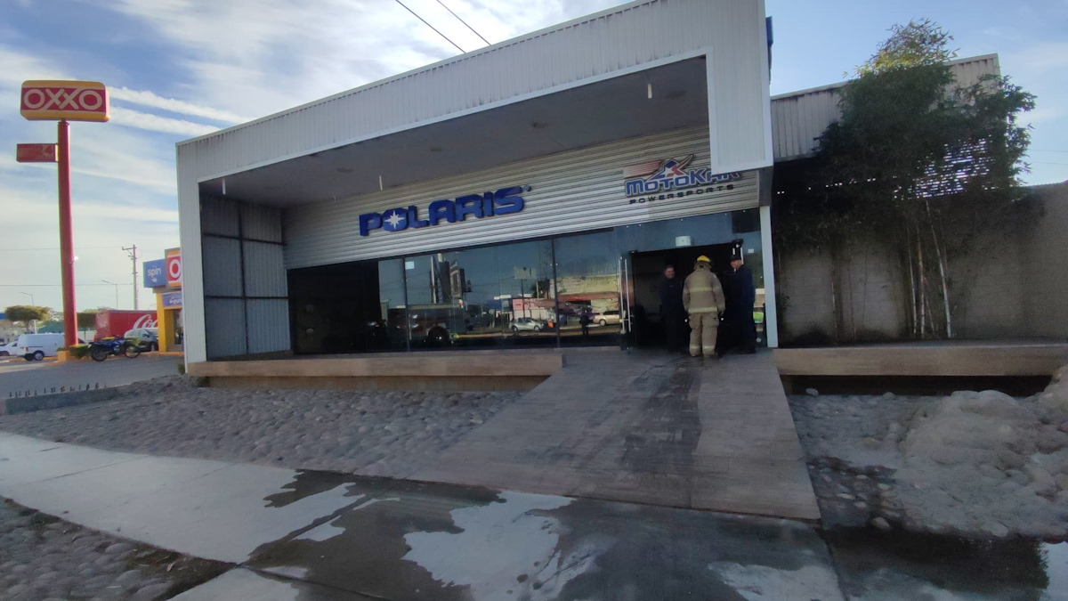Se incendia negocio de razer y motocicletas en Los Mochis