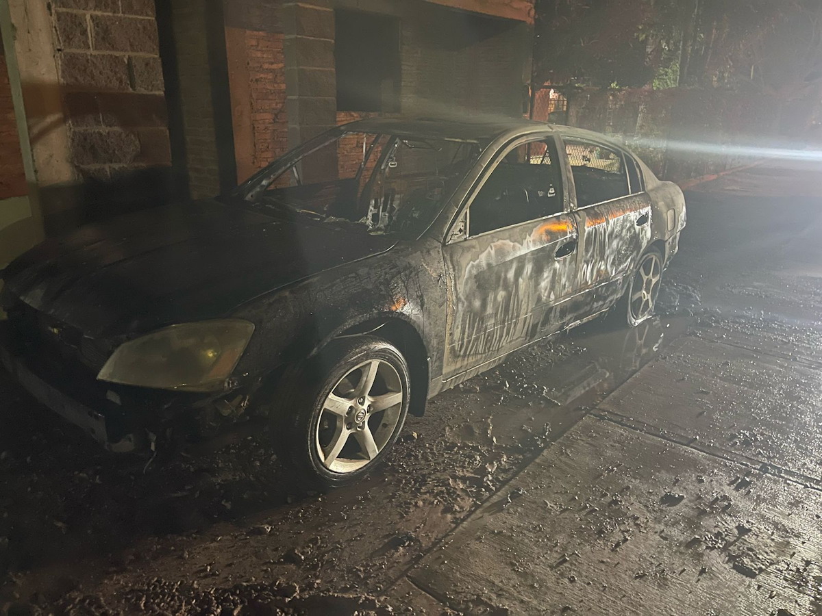 Se incendia vehículo en el ejido 5 de Mayo, Ahome