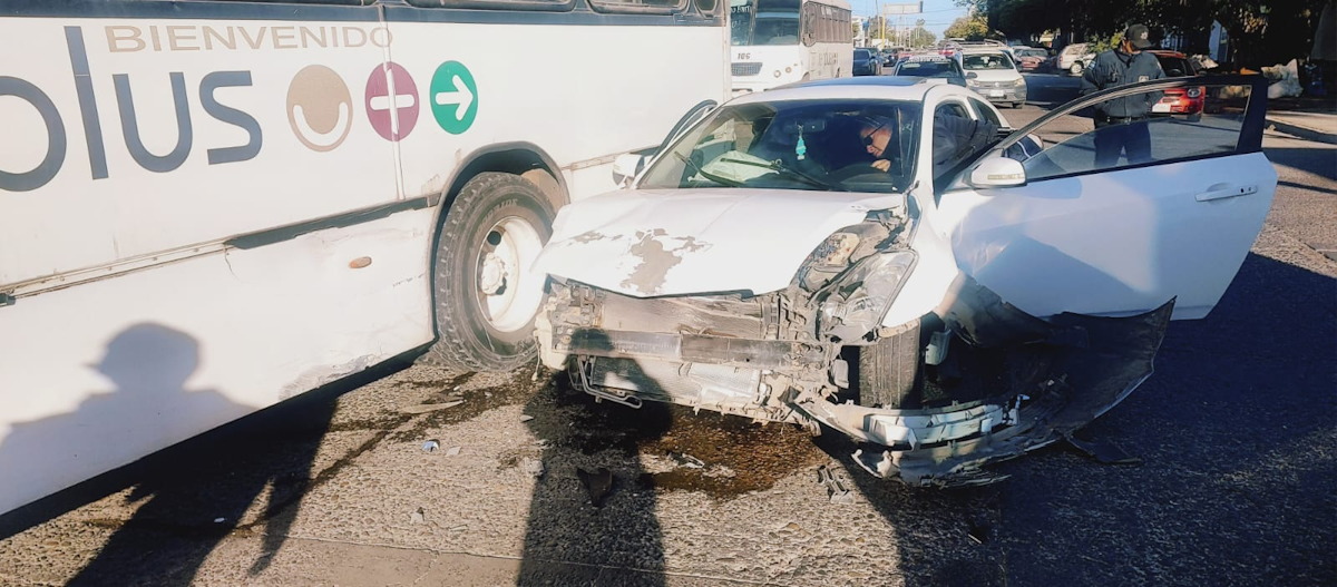 Se registra un choque vehicular en el sector centro de Los Mochis; hay lesionados y daños materiales
