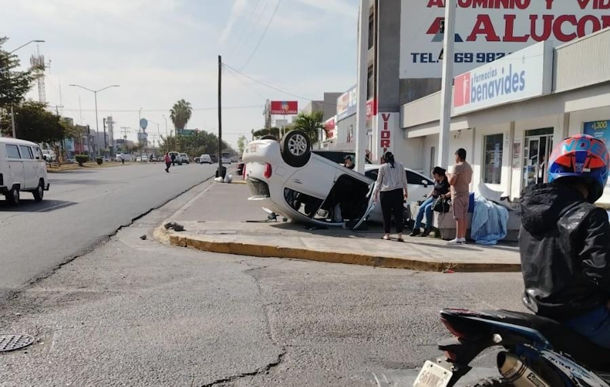 Se registra volcadura sobre la avenida Ejército mexicano en Mazatlán