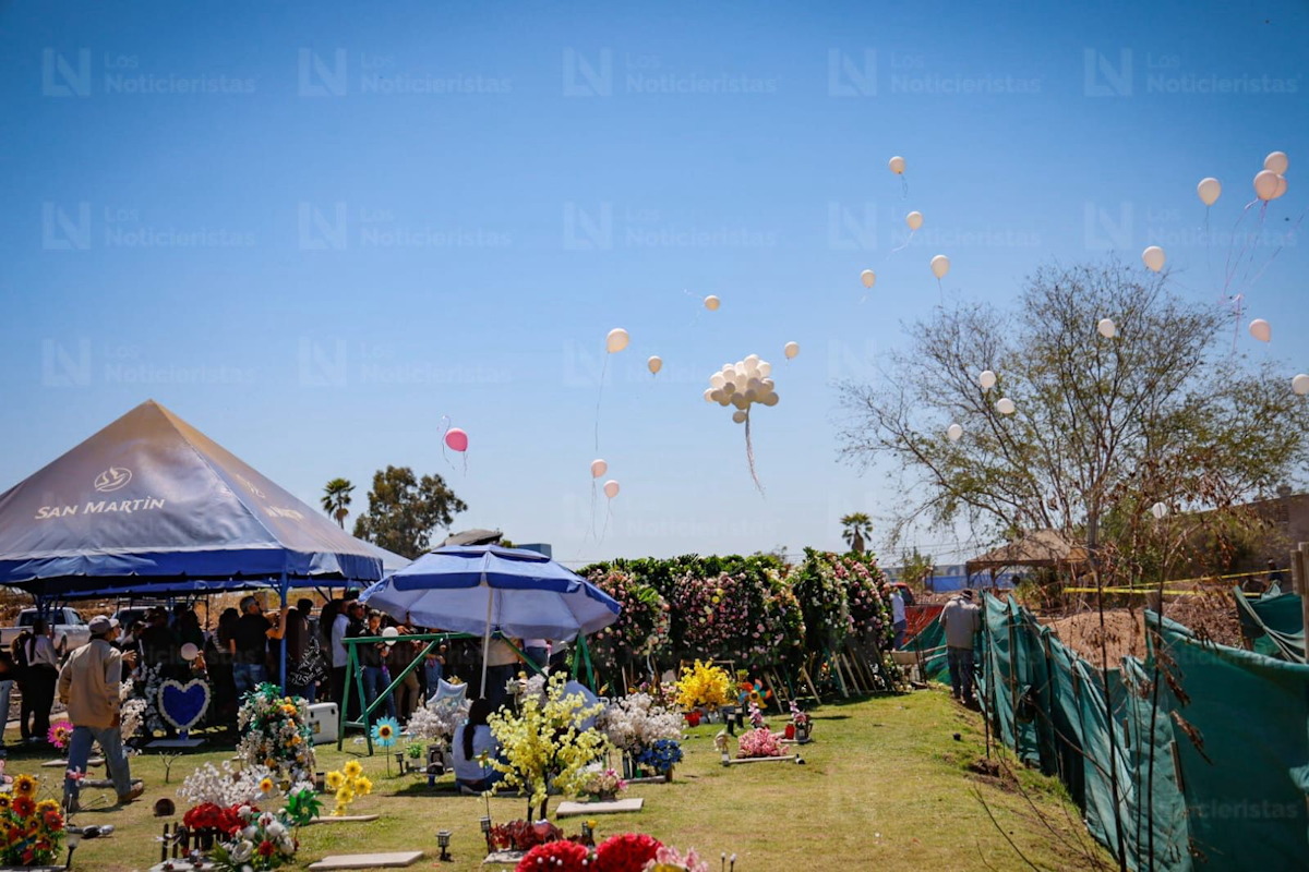 Con la canción “Descansa mi amor”, flores, globos y aplausos despiden a Dana Sofía