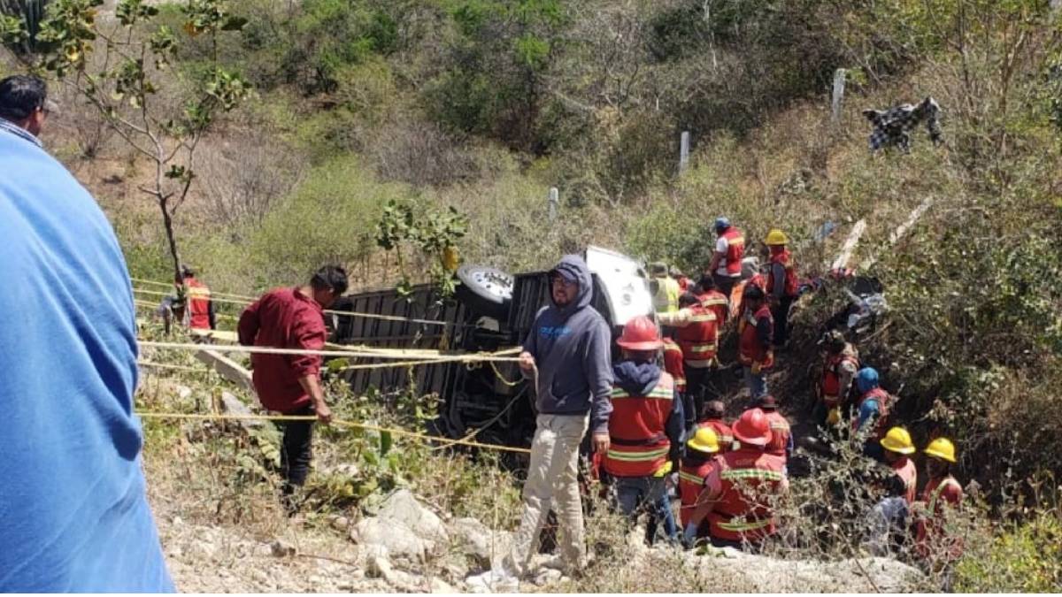 Trágica volcadura de autobús en Oaxaca deja 11 muertos; víctimas volvían al parecer de mitin de Sheinbaum