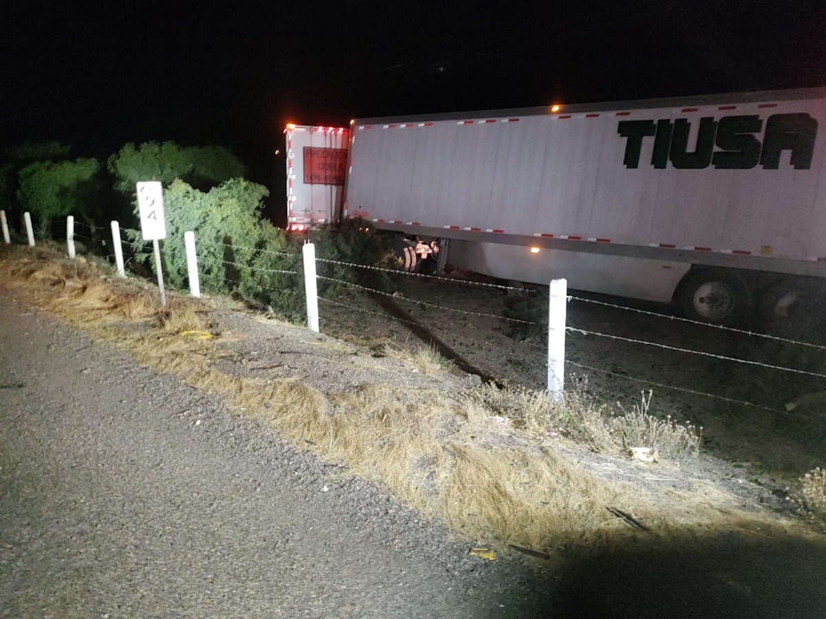 Tráiler doble remolque causa aparatoso accidente sobre autopista Benito Juárez, en Angostura