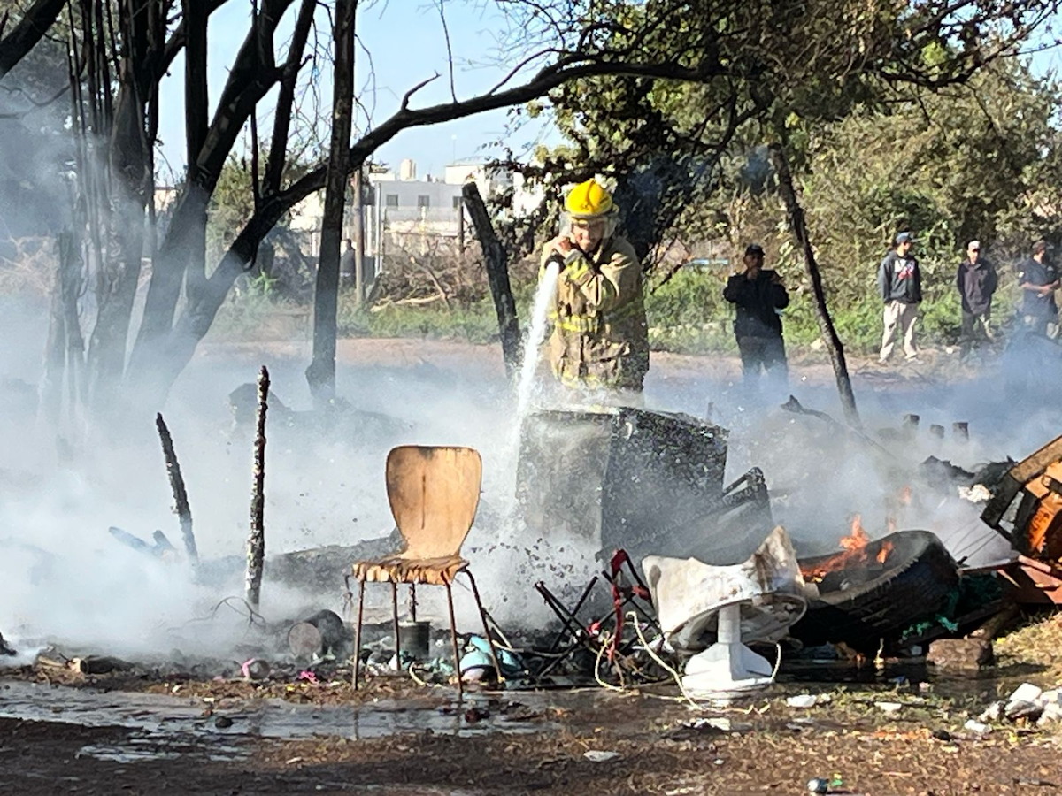 Se incendia cuarto de plástico en el fraccionamiento Santa María en Guasave; solo hubo daños materiales