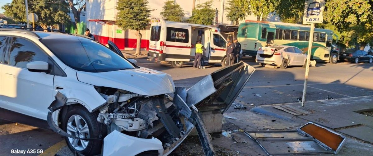 Tres personas resultan lesionadas tras aparatoso accidente en el sector centro de Los Mochis