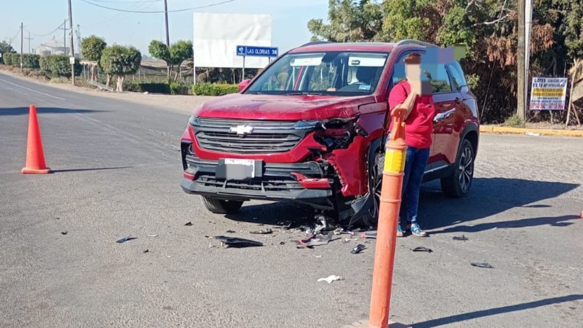 Motociclista se lesiona al chocar contra una vagoneta en Guasave