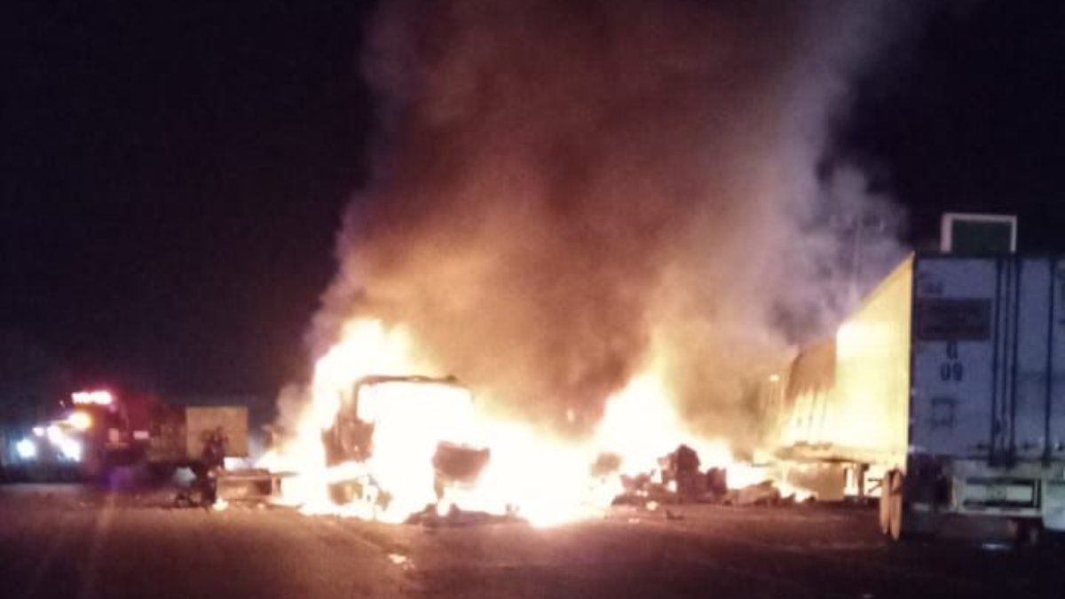 Choque entre dos tráileres provoca fuerte incendio, a la altura de Caimanero, Mocorito
