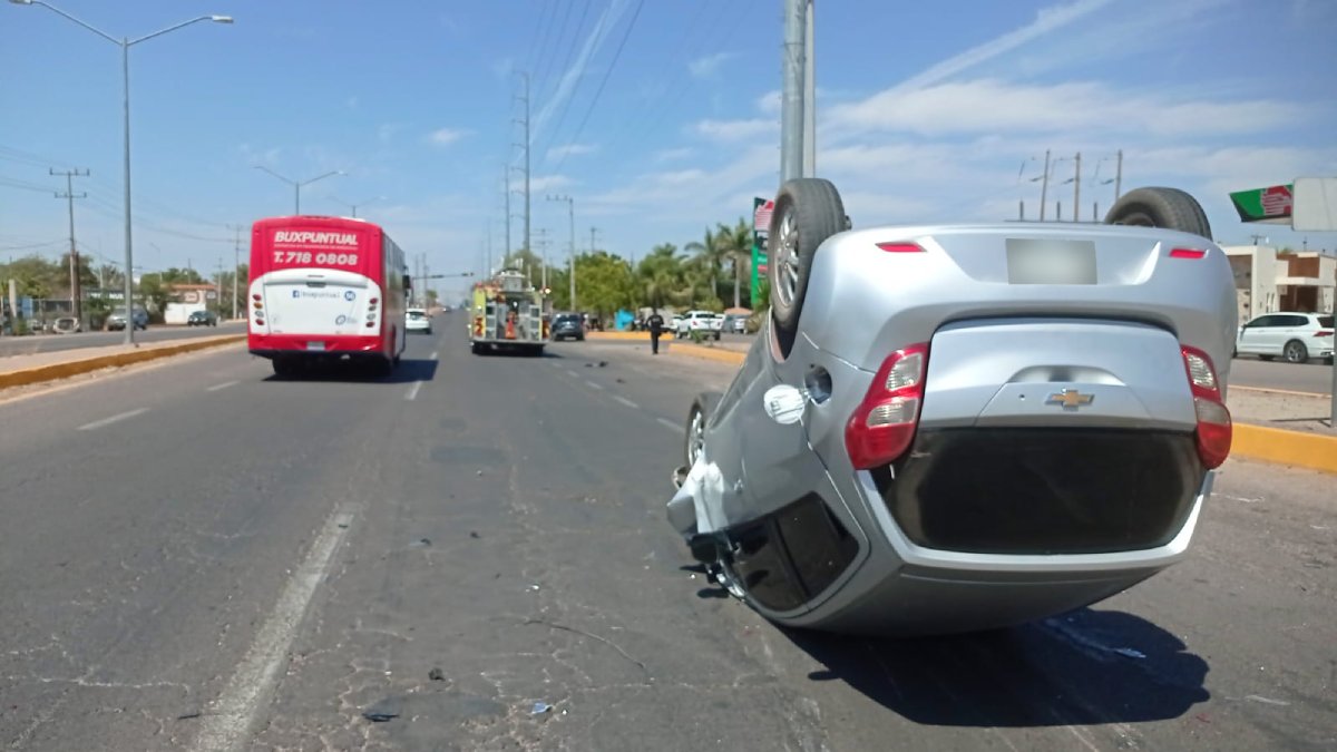 Choque y volcadura en la salida norte de Culiacán deja solo daños materiales