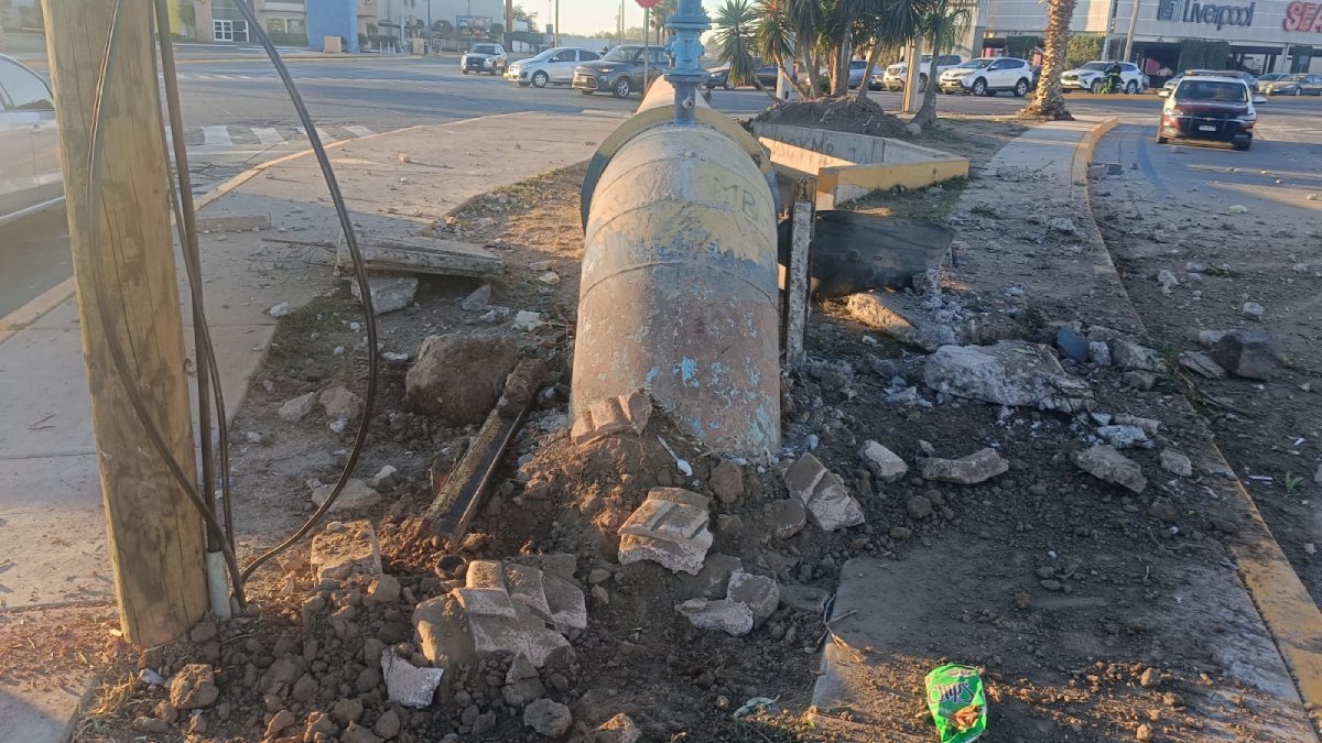Conductor pierde el control del volante y se impacta contra un muro en zona comercial de Los Mochis