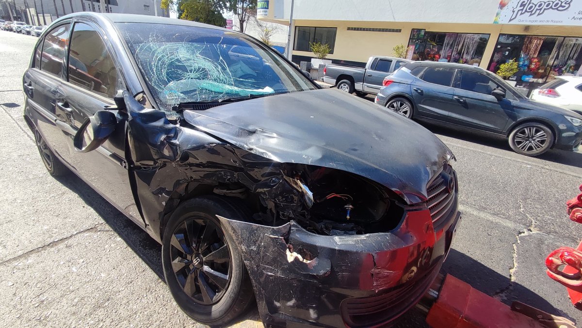 Accidente en el primer cuadro de Los Mochis deja a una persona lesionada y daños materiales