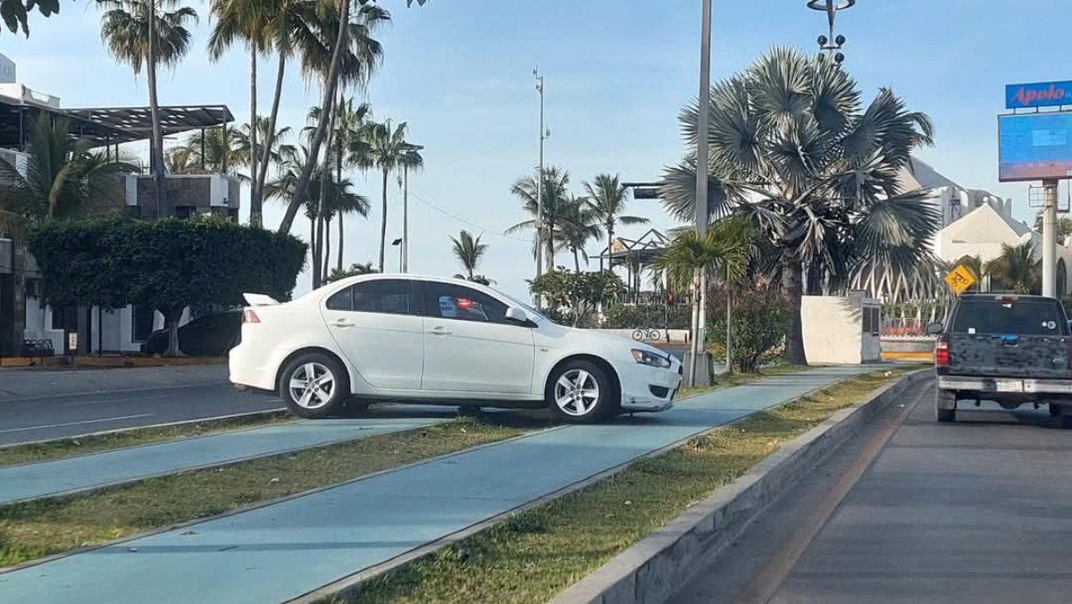 Automóvil termina en ciclovía tras perder el control en avenida Rafael Buelna en Mazatlán