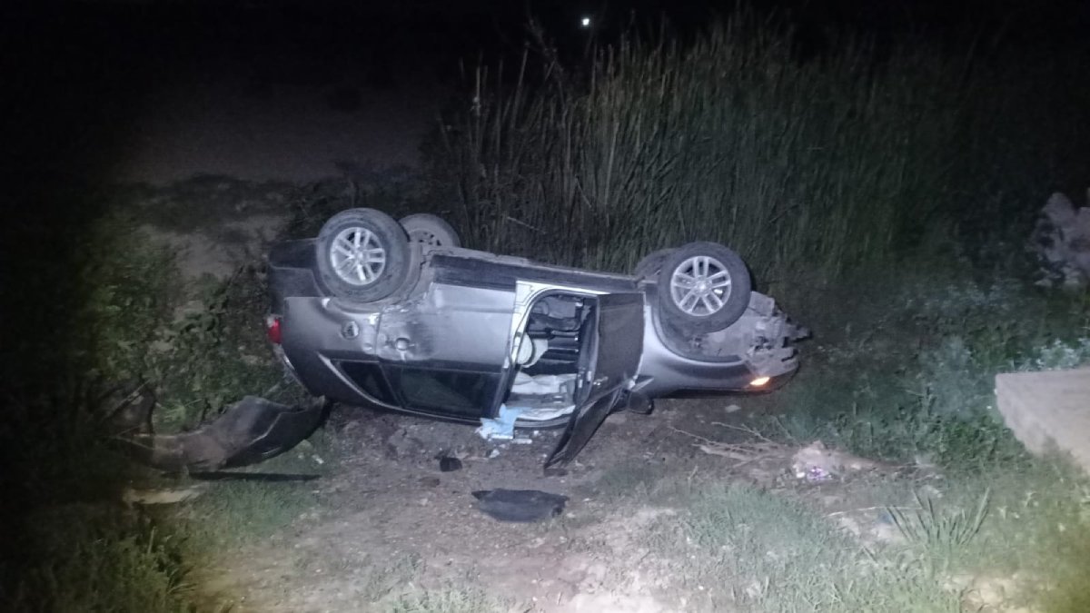 Aparatosa volcadura en El Amole, deja vehículo a las afueras de la carretera rumbo a las Glorias en Guasave