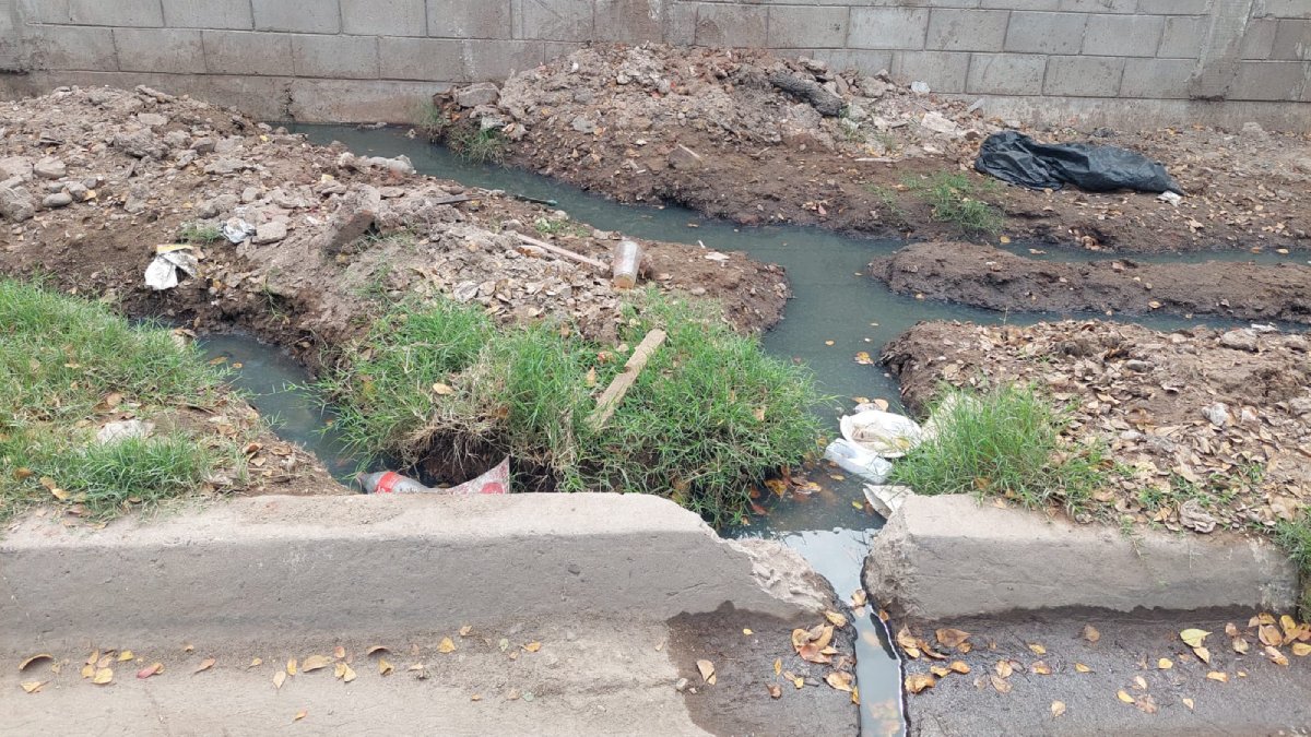 Denuncian director de la secundaria general 2 y vecinos de la Bachomo, desborde de aguas negras