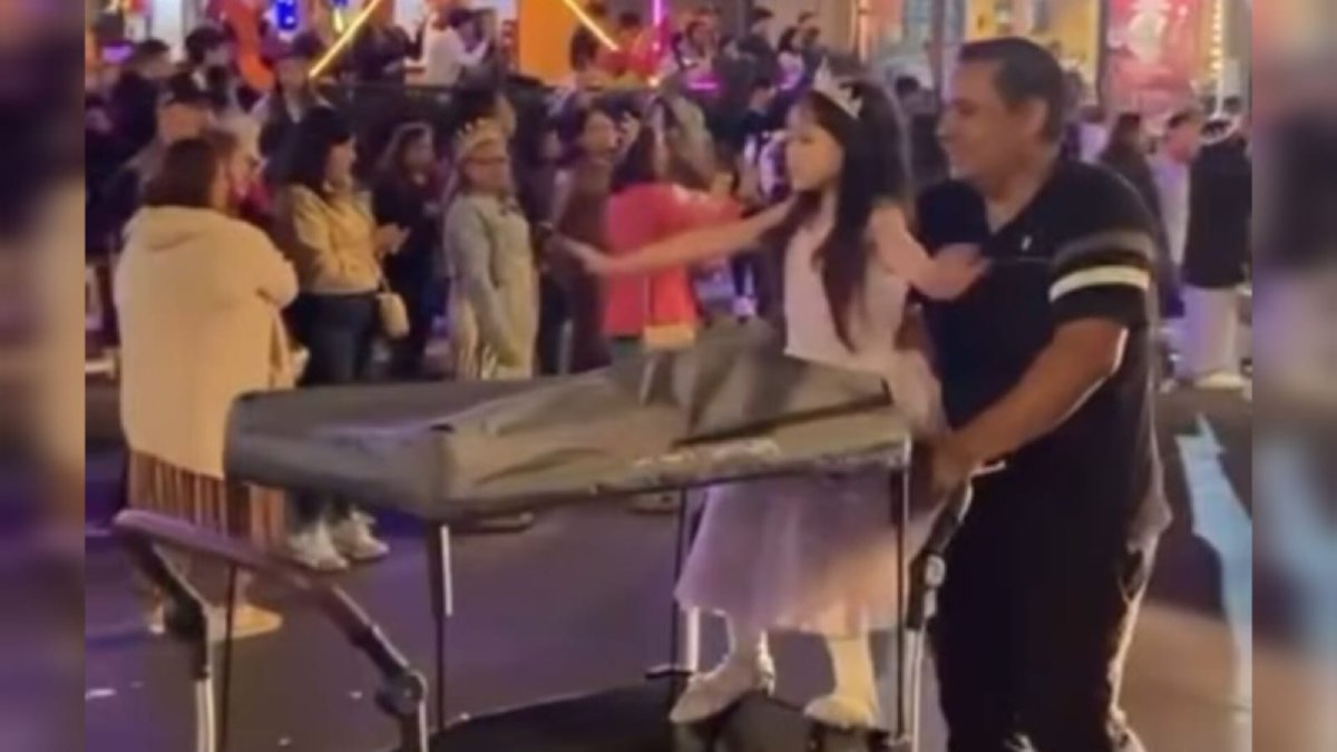 Aitana se hace viral al desfilar en su carrito en el Carnaval de Mazatlán