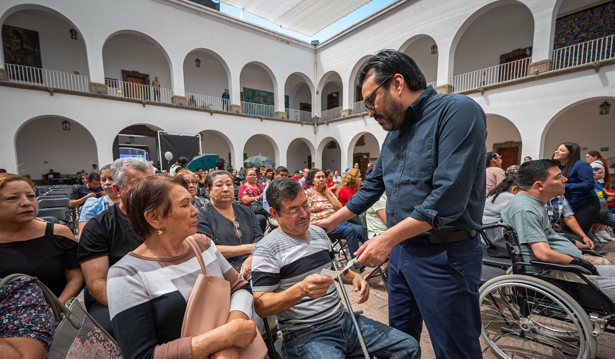Gámez Mendívil reafirma su compromiso con comerciantes; realiza entrega de apoyos económicos