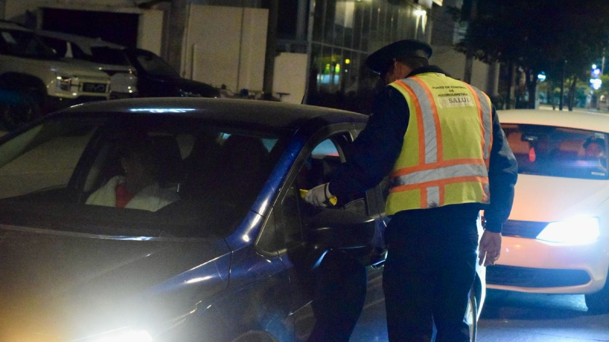 ¡Es parejo! Alcoholímetro castiga igual a conductores que ingieren bebidas embriagantes: Transito