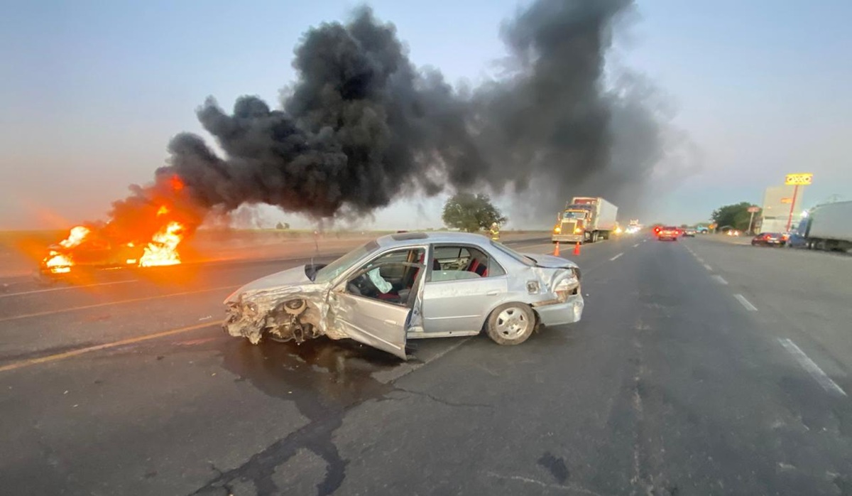Se incendia carro tras un choque sobre la carretera México 15, en Guasave