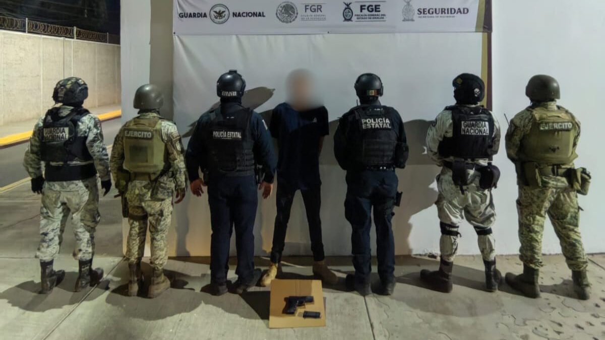 Arrestan a hombre que se paseaba armado en un vehículo en La Palma, Navolato