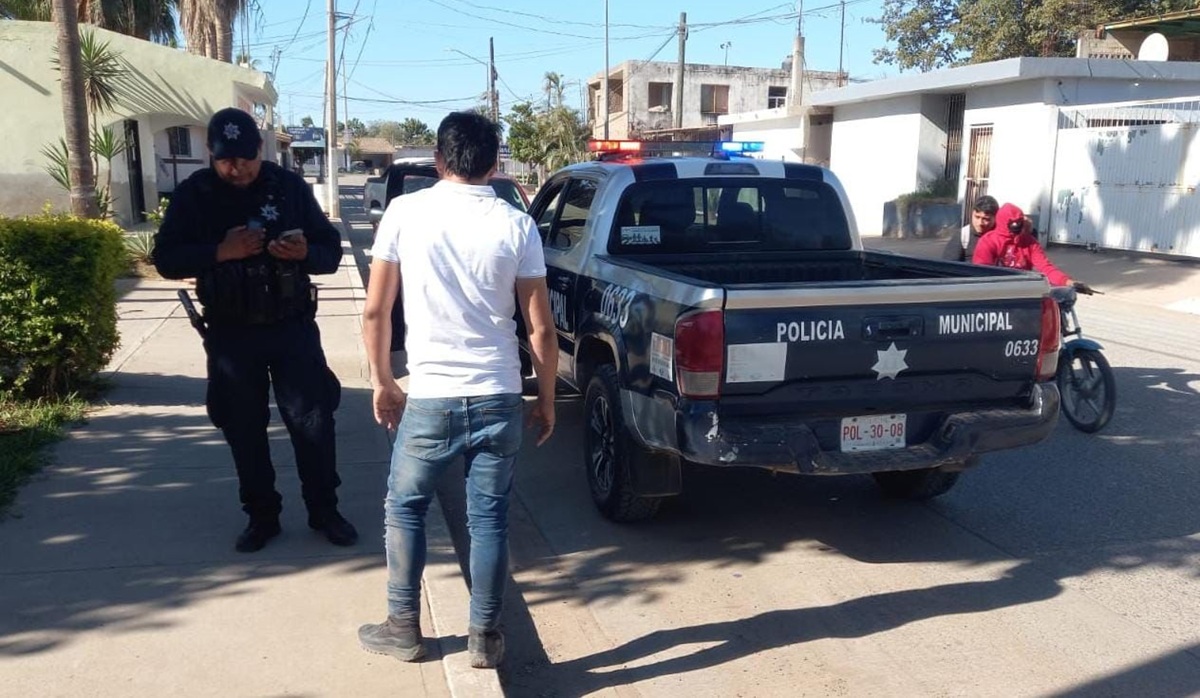 Presunto cliente asalta y despoja de auto a taxista en El Burrión, Guasave