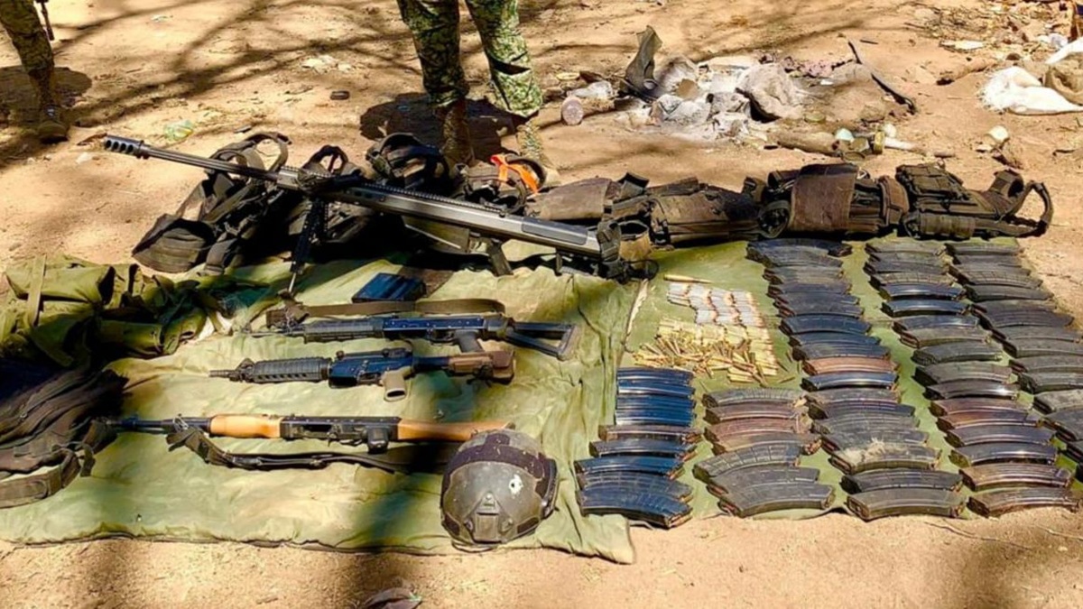 Aseguran siete explosivos, equipo táctico y una Barret en El Zapote, Mazatlán