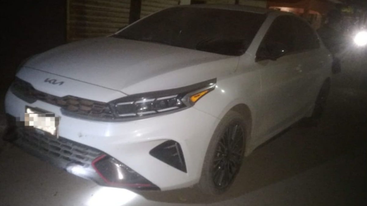 ¡Traía placas sobrepuestas! Aseguran carro con reporte de robo en Aguaruto