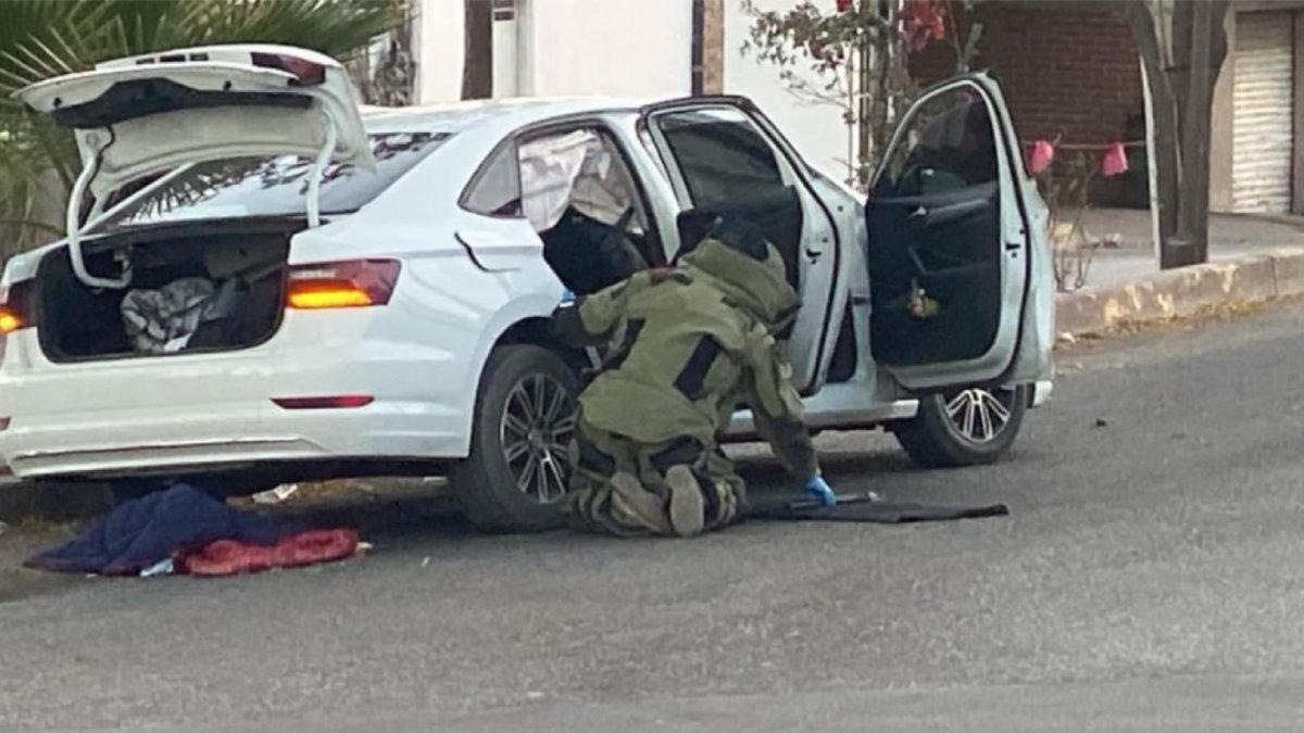 ¡También traía armas largas! Esto hallaron en el Jetta con explosivos asegurado en Culiacán
