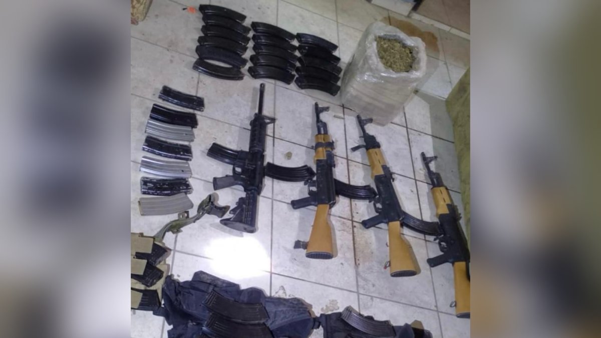 Aseguran tres camionetas robadas y armamento en Villa Juárez, Navolato