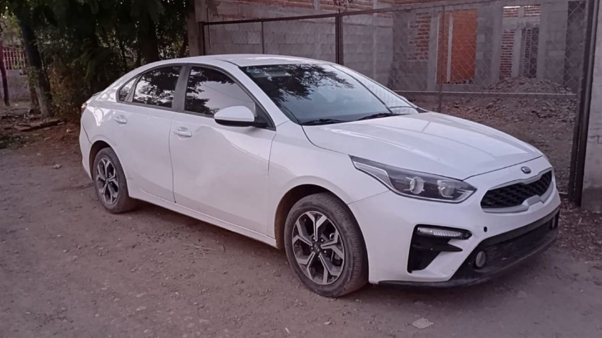 ¡Era robado! Ponchado y con cristales quebrados, aseguran un vehículo en la 5 de Febrero, en Culiacán