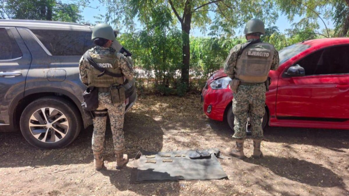Aseguran vehículos y un cargador de disco con 50 cartuchos, en Culiacán