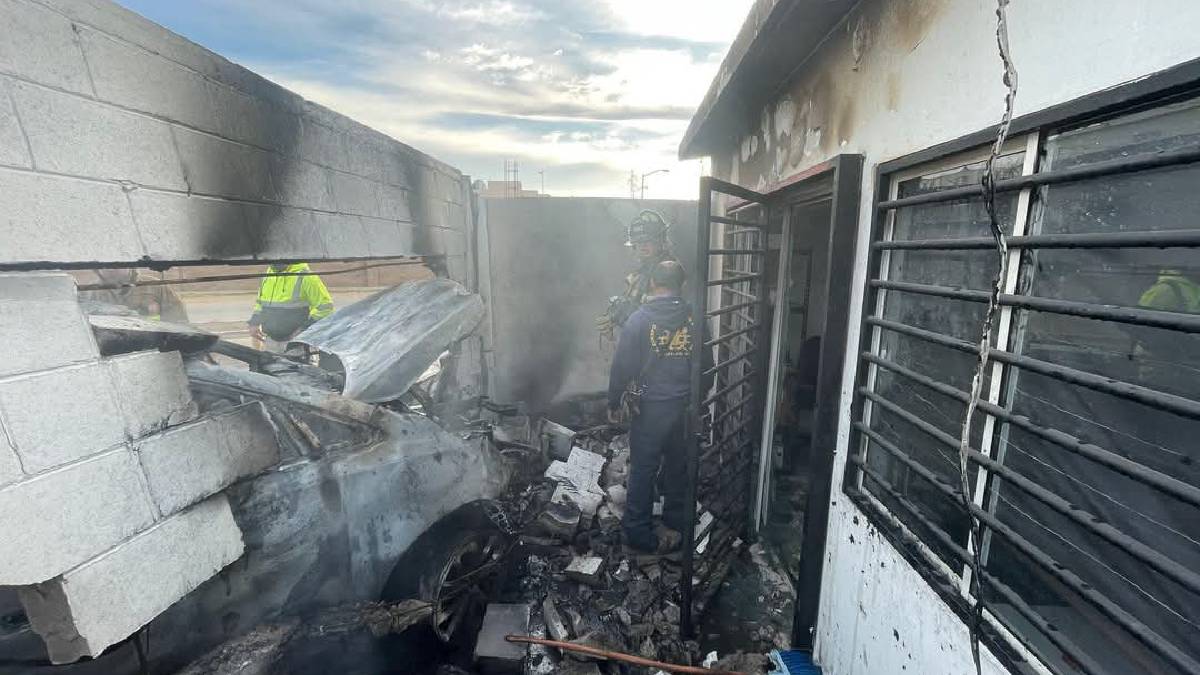 Conductor choca su vehículo contra una casa y lo abandona; ocurrió en Mazatlán