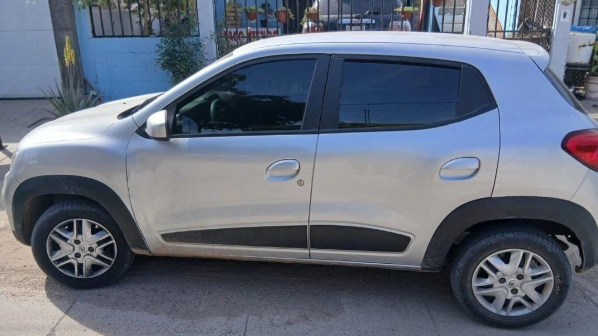 Recuperan vehículo con reporte de robo en la Lázaro Cárdenas, Culiacán; estaba abandonado