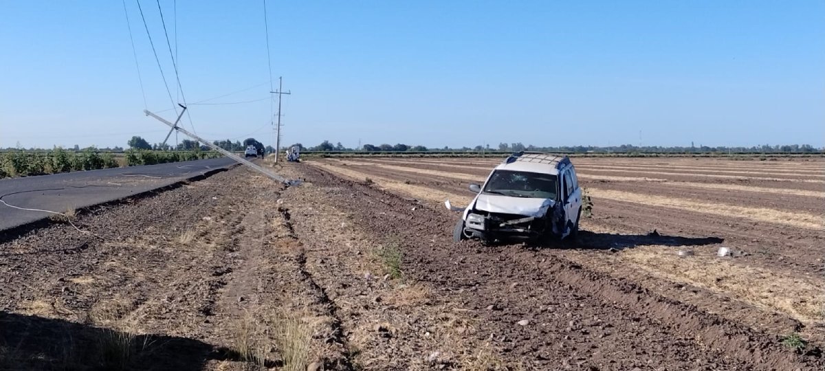 Automóvil se sale de la carretera en el Burrión y se impacta contra un poste