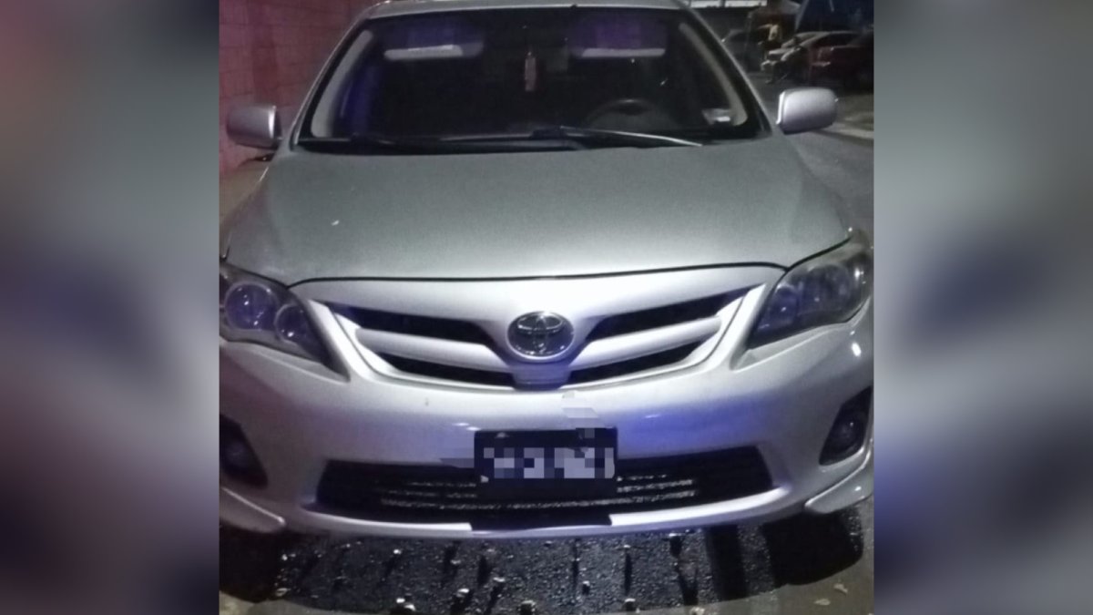 Autoridades recuperan un Toyota Corolla que había sido despojado en la Guadalupe Victoria, Culiacán