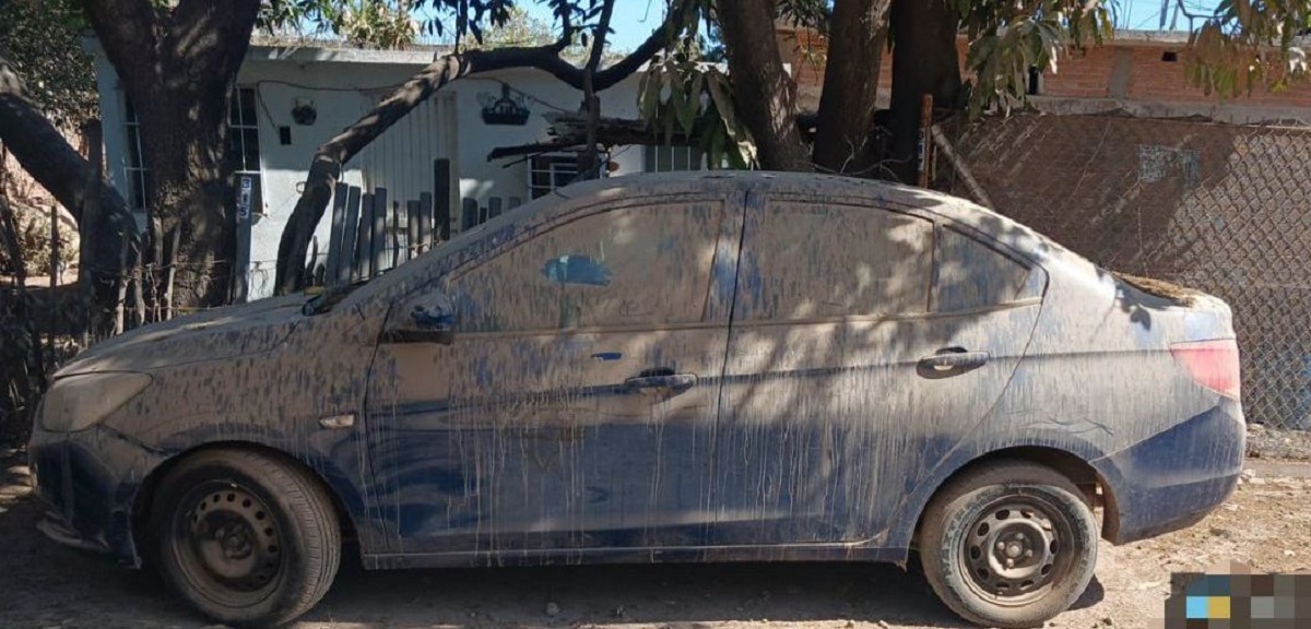 ¡Lleno de tierra! Hallan abandonado en Navolato un vehículo con reporte de robo