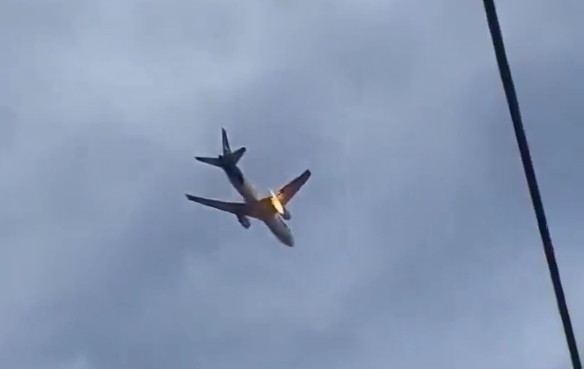 Aterrizaje forzoso: Avión de FedEx choca con ave y provoca incendio en uno de los motores (video)