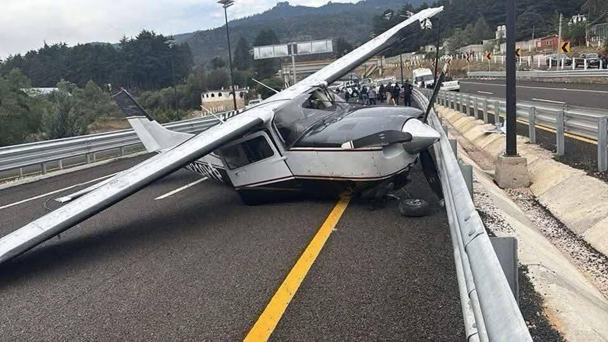 Avioneta aterriza de emergencia en carretera Real del Monte-Huasca, que mañana será inaugurada por Sheinbaum