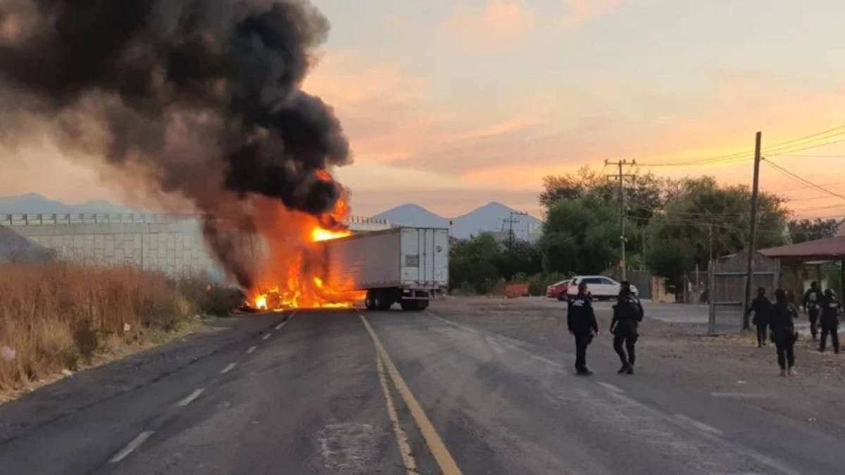 Sujetos armados realizan bloqueos y atacan convoy de la Guardia Nacional en Michoacán
