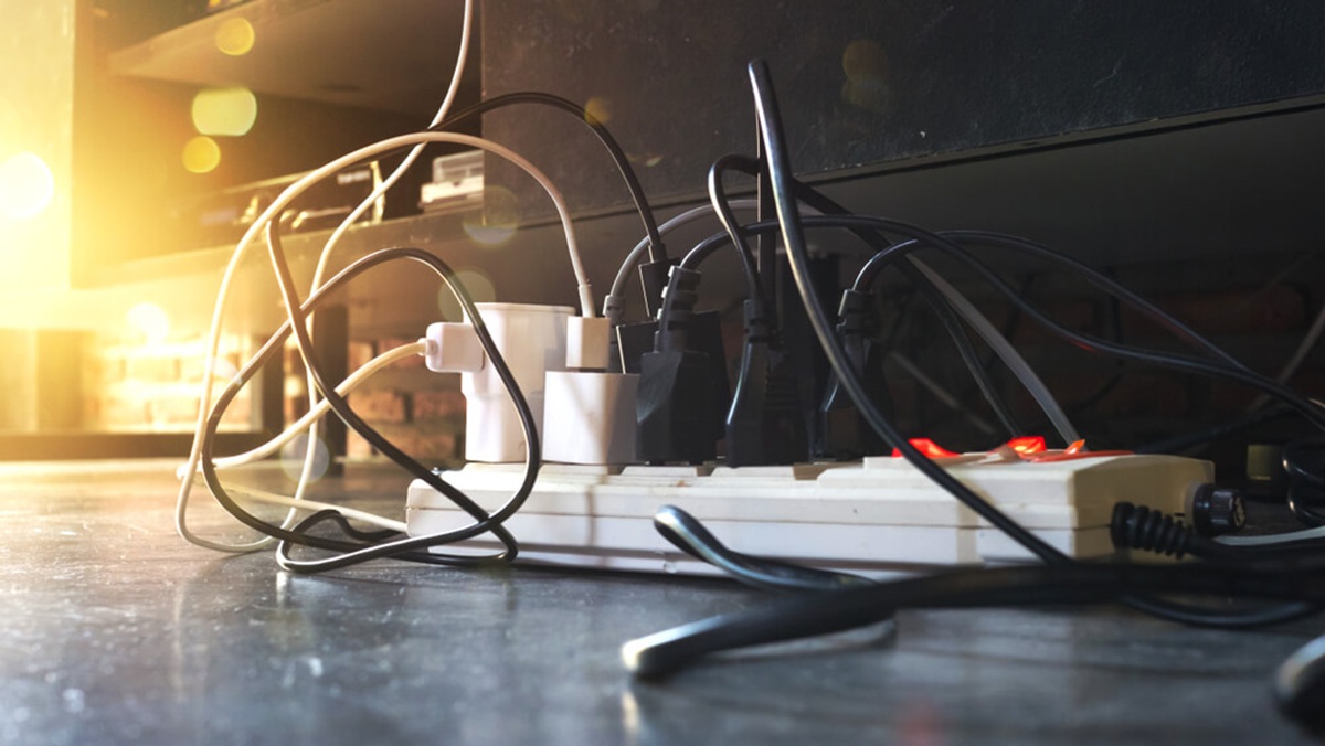 ¿Eres de los que desconecta jalando el cable? Evita accidentes eléctricos con estos tips de la CFE