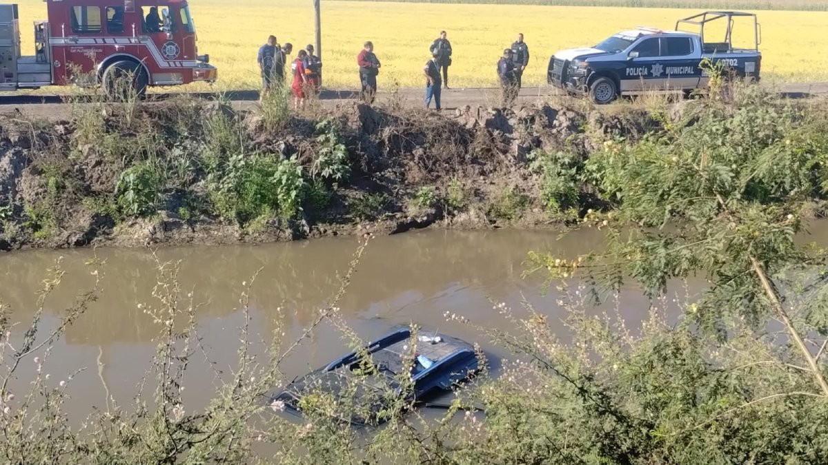 Localizan camioneta abandonada en el interior del canal 7 de Culiacán