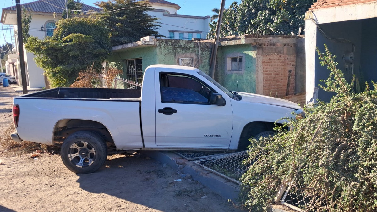 Conductor de pick up se estrella con una barda en Guasave y resulta ileso