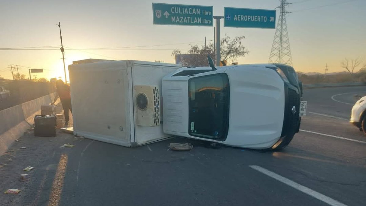 Camioneta con caja refrigerada vuelca tras accidente en la carretera internacional México 15