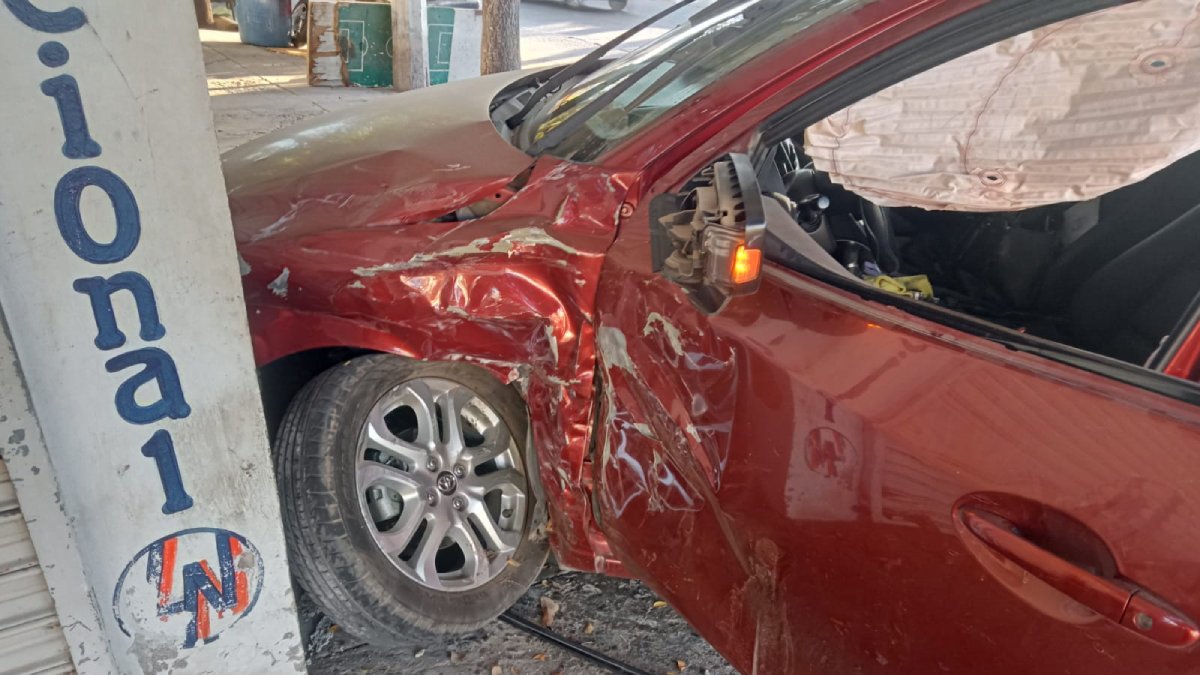 Automovilistas se impactan en cruce vial de Los Mochis; una unidad termina afuera de un local