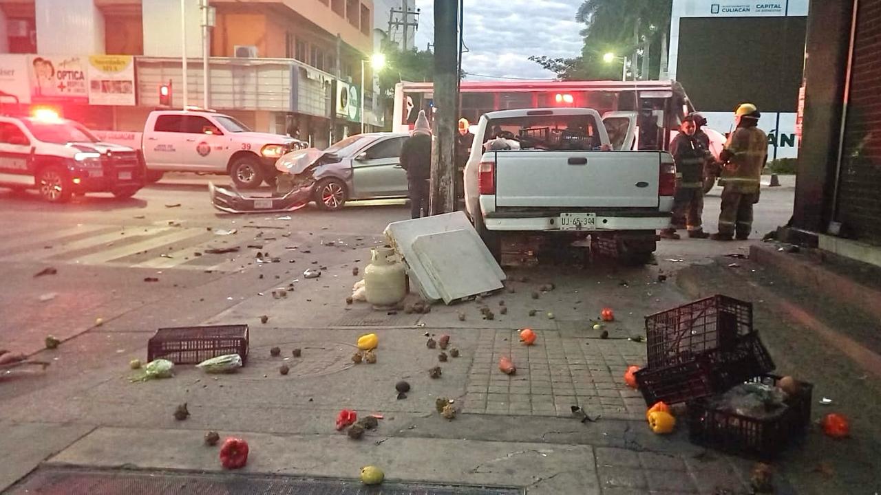 Aparatoso choque deja un conductor lesionado en el Centro de Culiacán