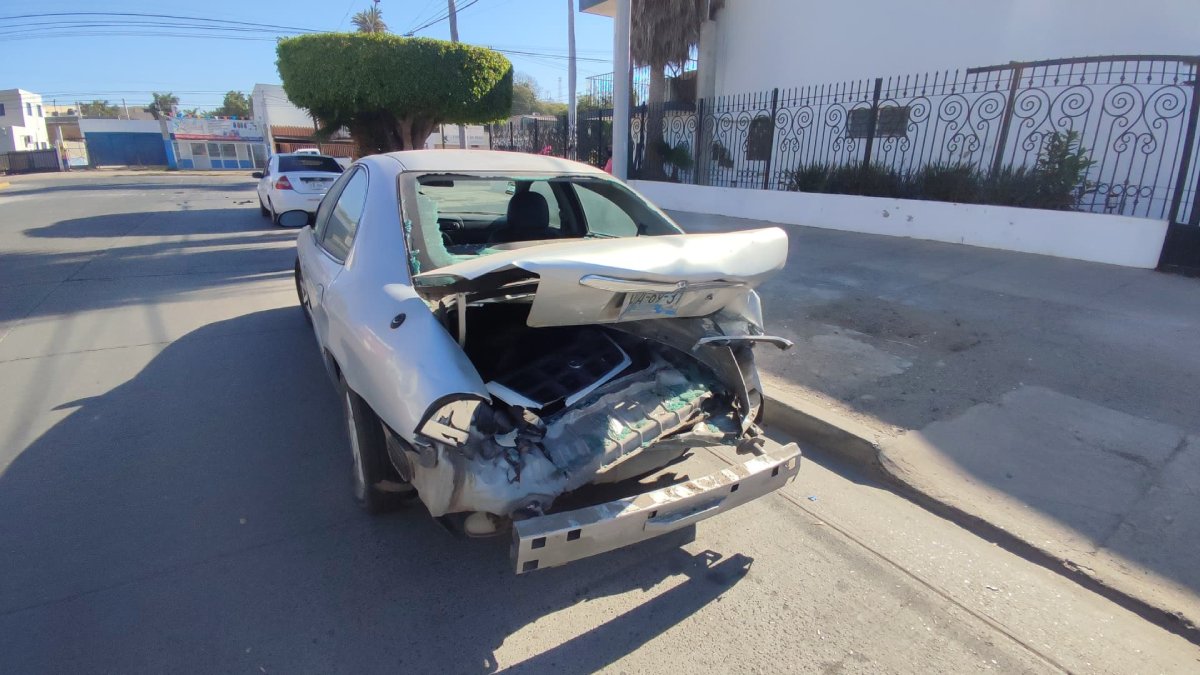 Chocan vehículo a las afueras de un domicilio del sector centro de Los Mochis